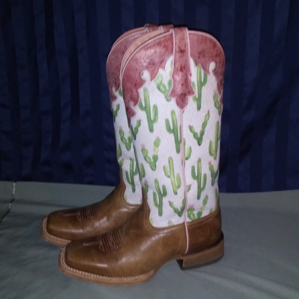CACTUS! Ariat Women's Fonda Cowgirl Boots. 7.5B